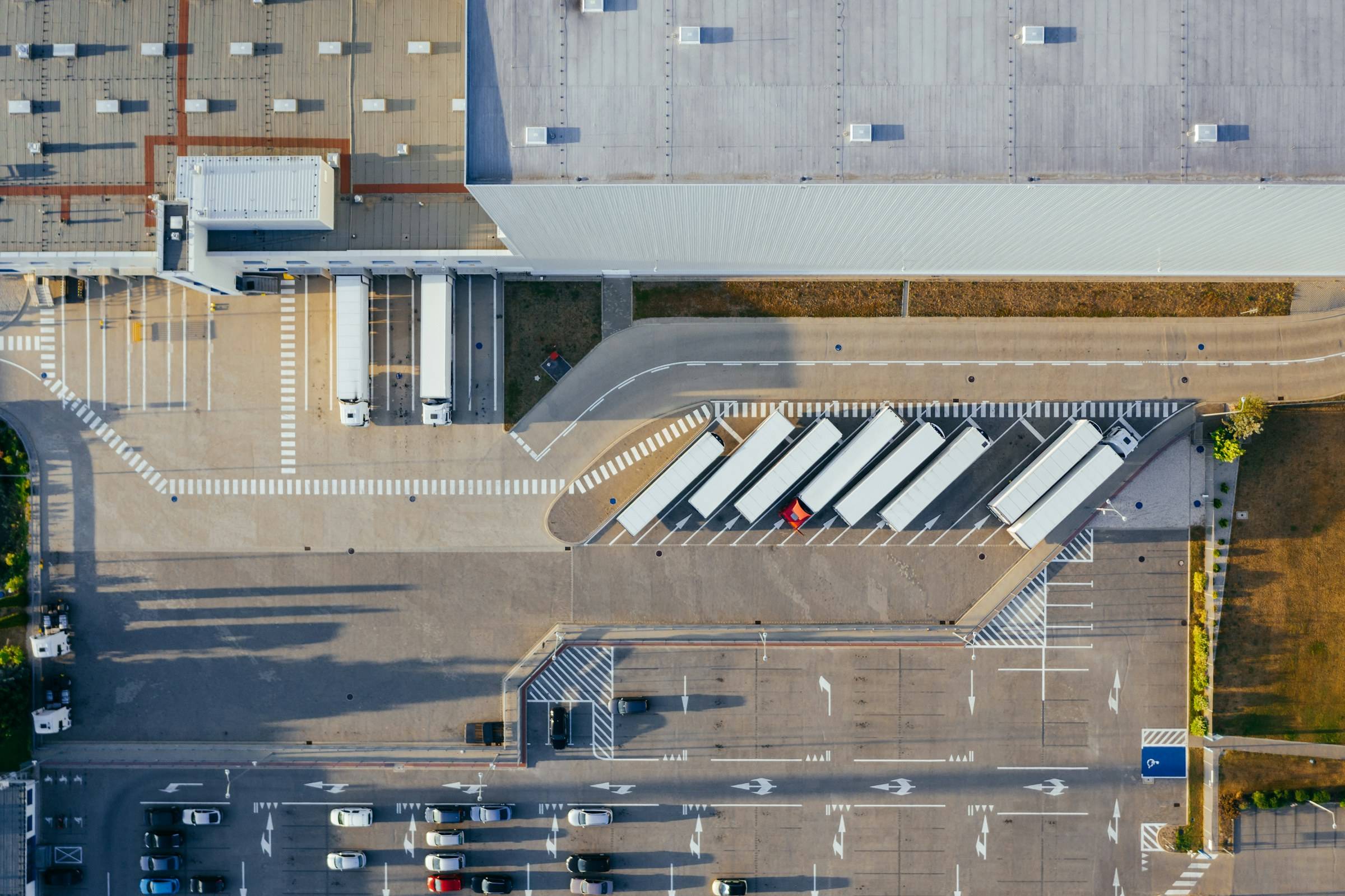 Depozit logistic cu rampe de încărcare, văzut de sus